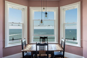 Stylish Beachfront Apartment, Sweeping Ocean Views and Luxury Touches